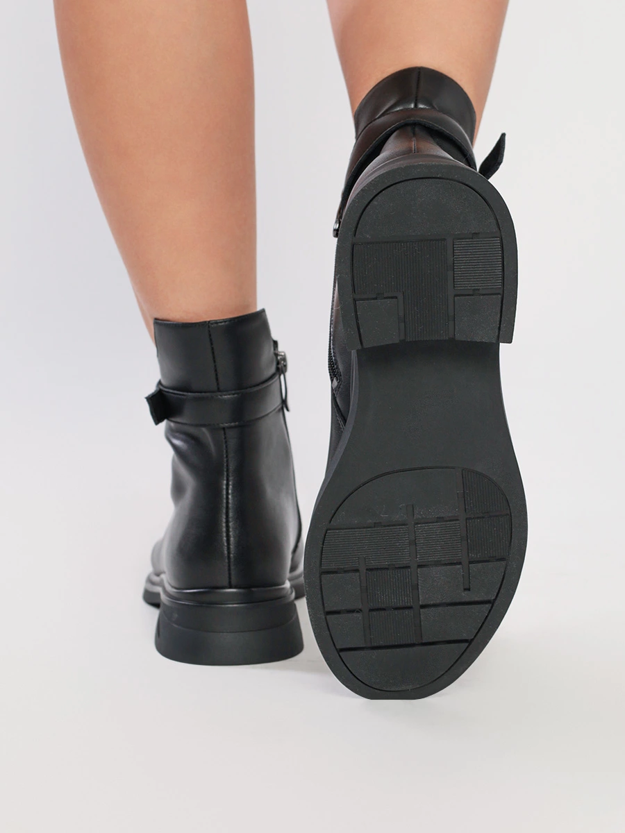 Ботинки черного цвета на низком каблуке